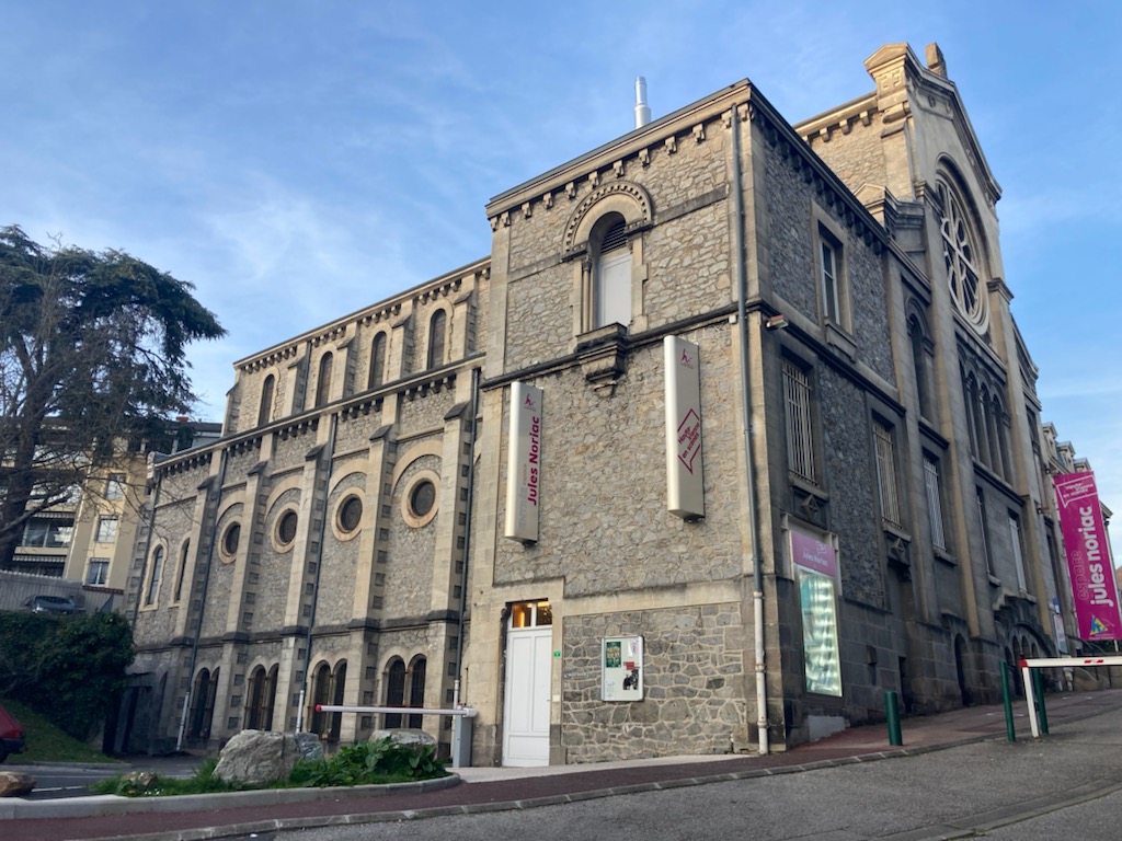 Ancienne église en pierre grise